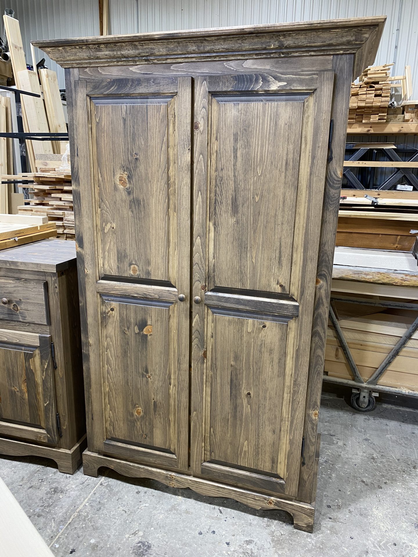 table industriel pin pine rustic rustique lumber wood custom made rough barn wood armoire colonial porte panneau shaker door panel home made custom made fabrication sur mesure