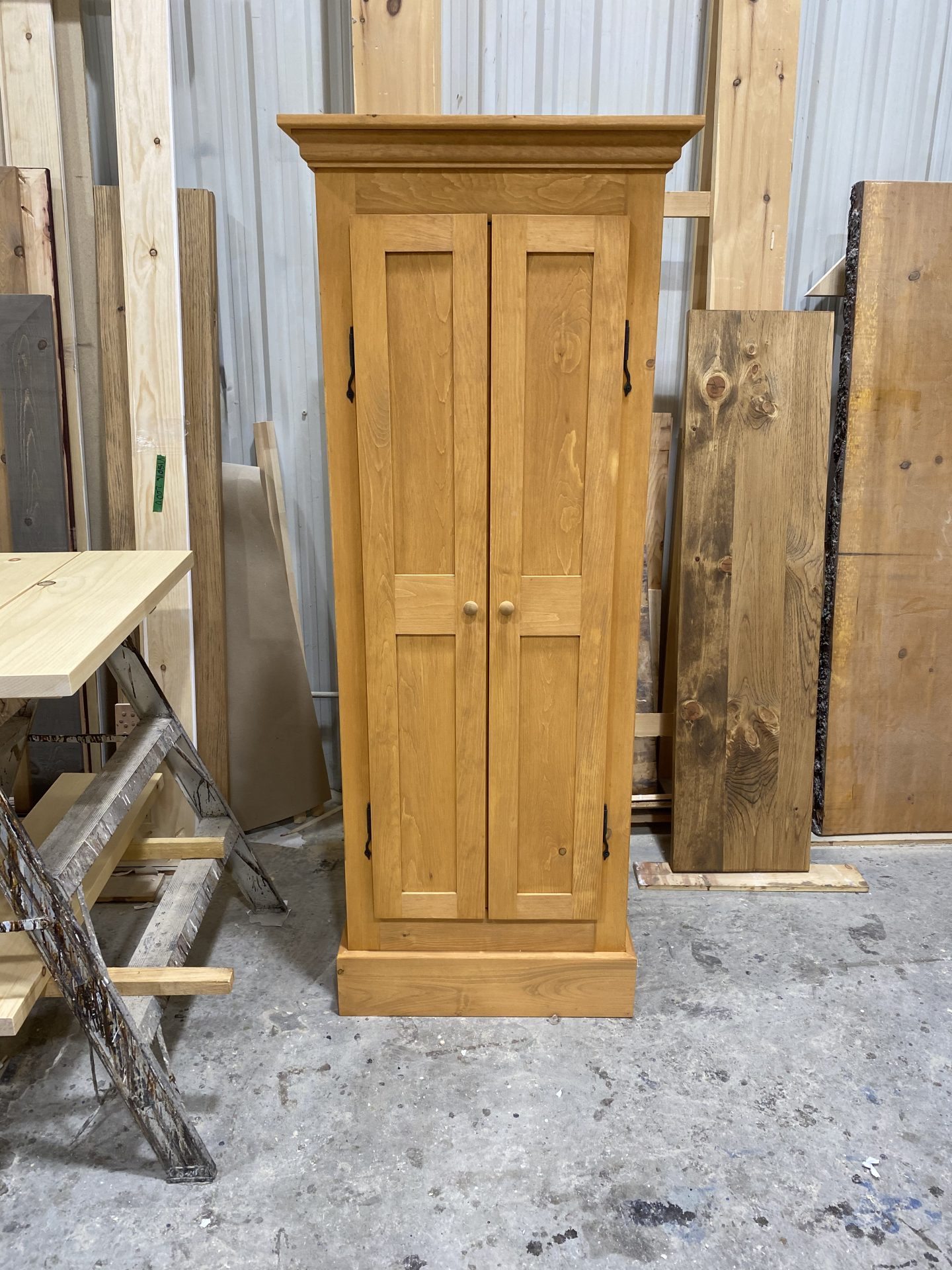 table industriel pin pine rustic rustique lumber wood custom made rough barn wood armoire colonial porte panneau shaker door panel home made custom made fabrication sur mesure