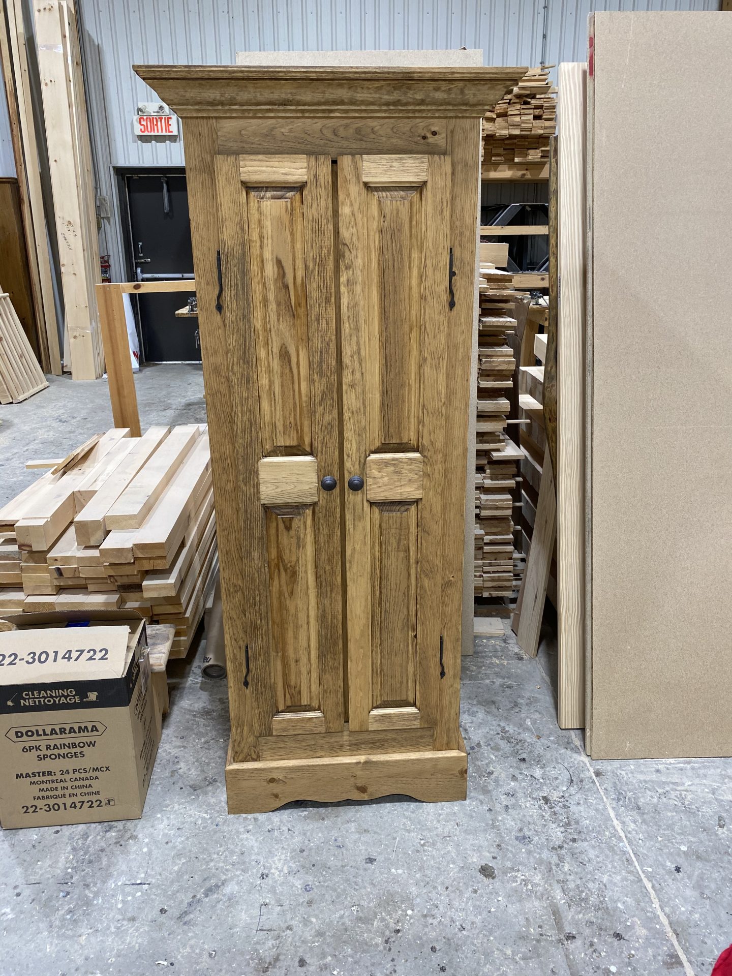 table industriel pin pine rustic rustique lumber wood custom made rough barn wood armoire colonial porte panneau shaker door panel home made custom made fabrication sur mesure