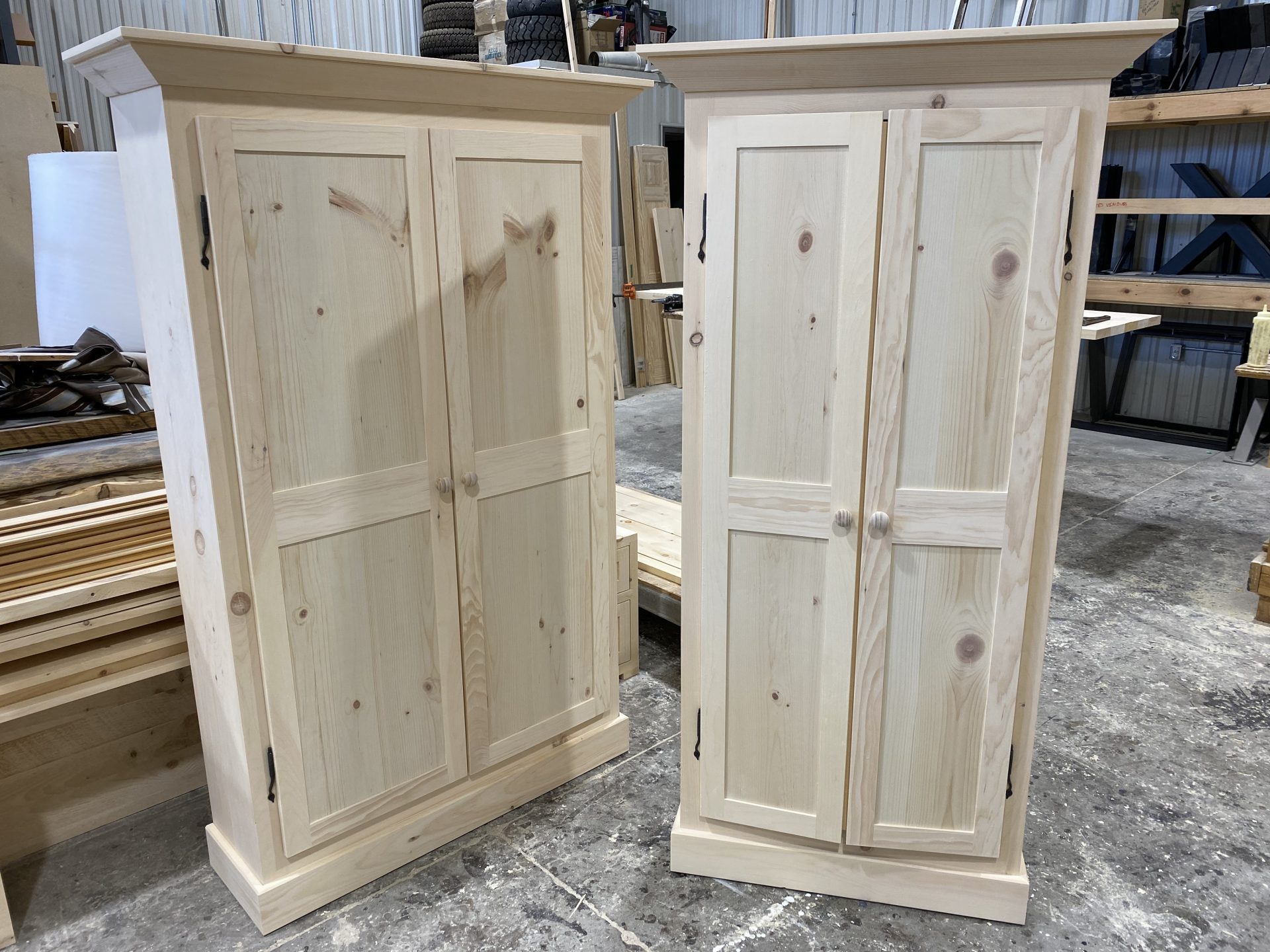 table industriel pin pine rustic rustique lumber wood custom made rough barn wood armoire colonial porte panneau shaker door panel home made custom made fabrication sur mesure