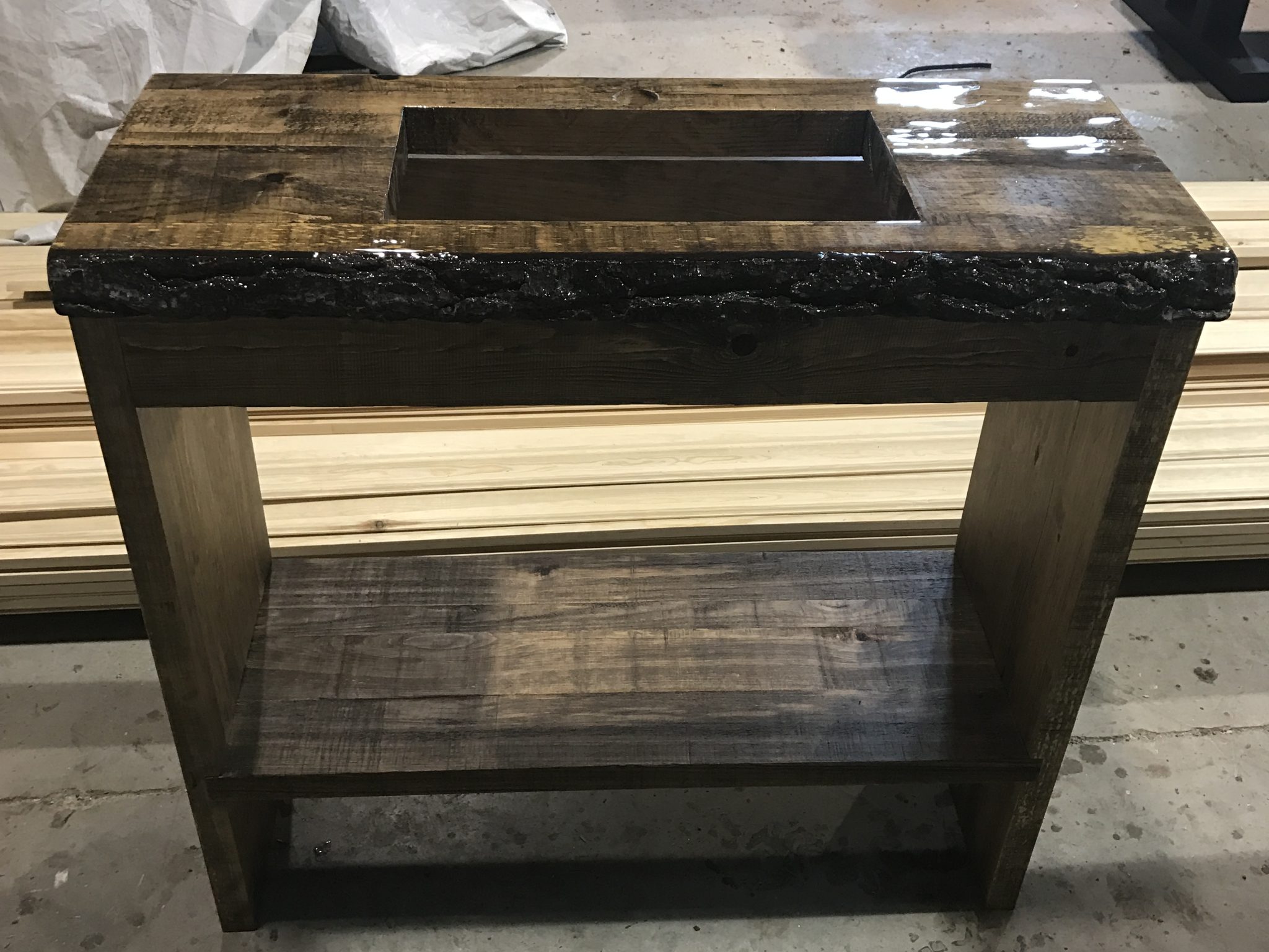 vanité sur mesure rustique pin blanc live edge epoxy moderne brut
