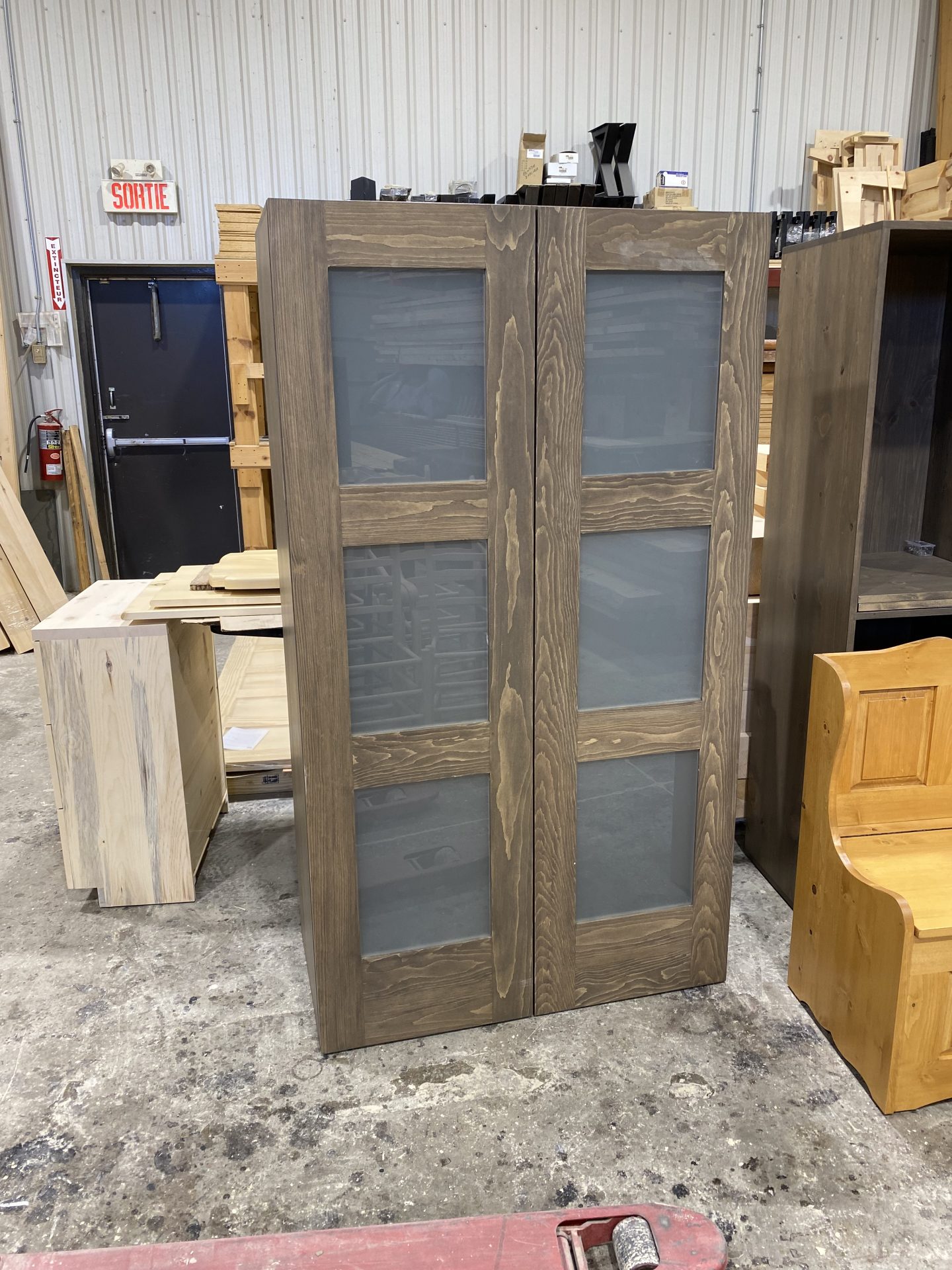 table industriel pin pine rustic rustique lumber wood custom made rough barn wood armoire colonial porte panneau shaker door panel home made custom made fabrication sur mesure