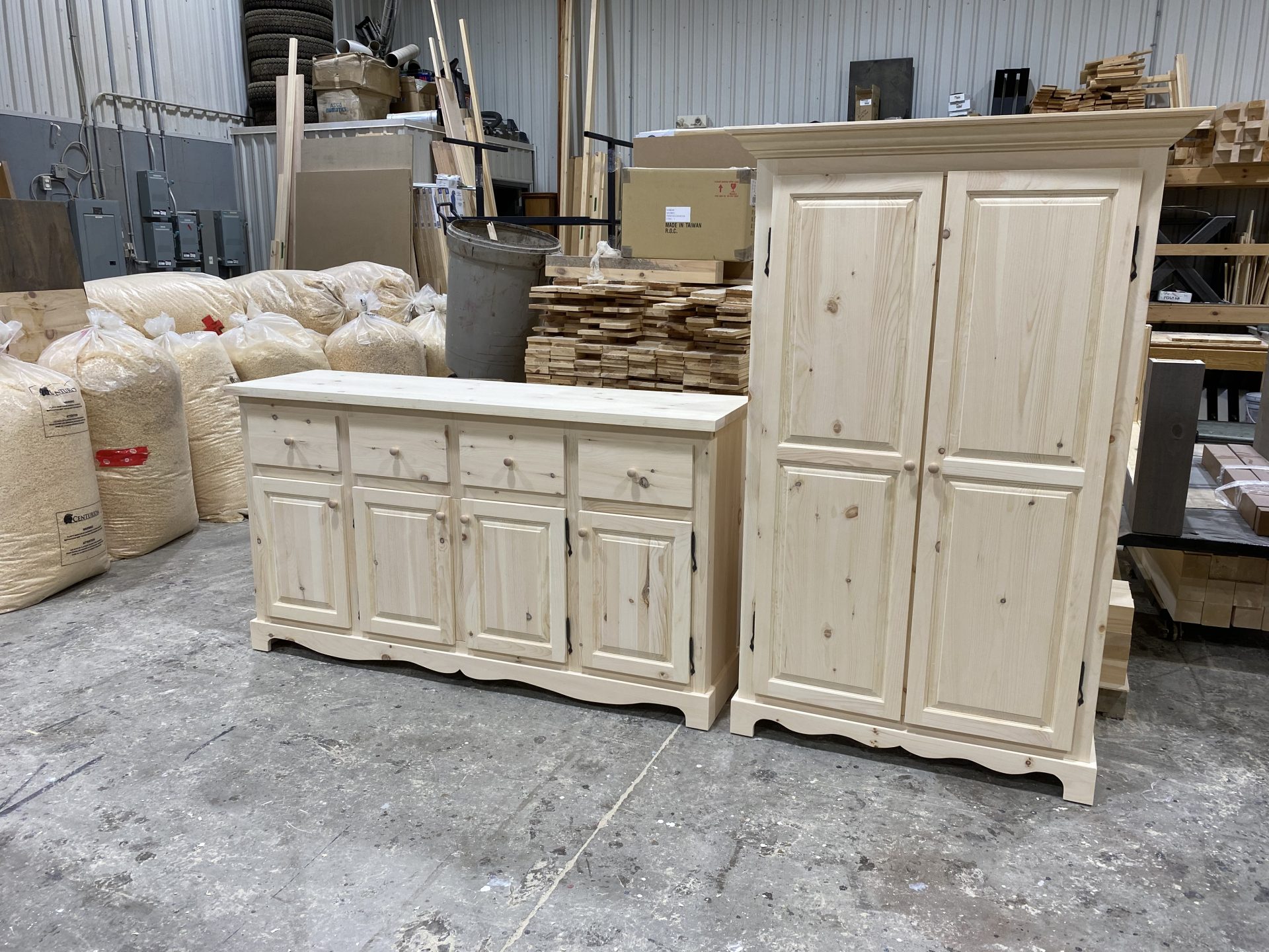 table industriel pin pine rustic rustique lumber wood custom made rough barn wood armoire colonial porte panneau shaker door panel home made custom made fabrication sur mesure