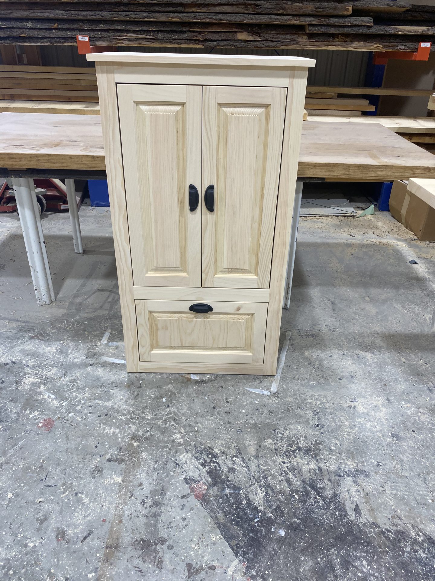 table industriel pin pine rustic rustique lumber wood custom made rough barn wood armoire colonial porte panneau shaker door panel home made custom made fabrication sur mesure