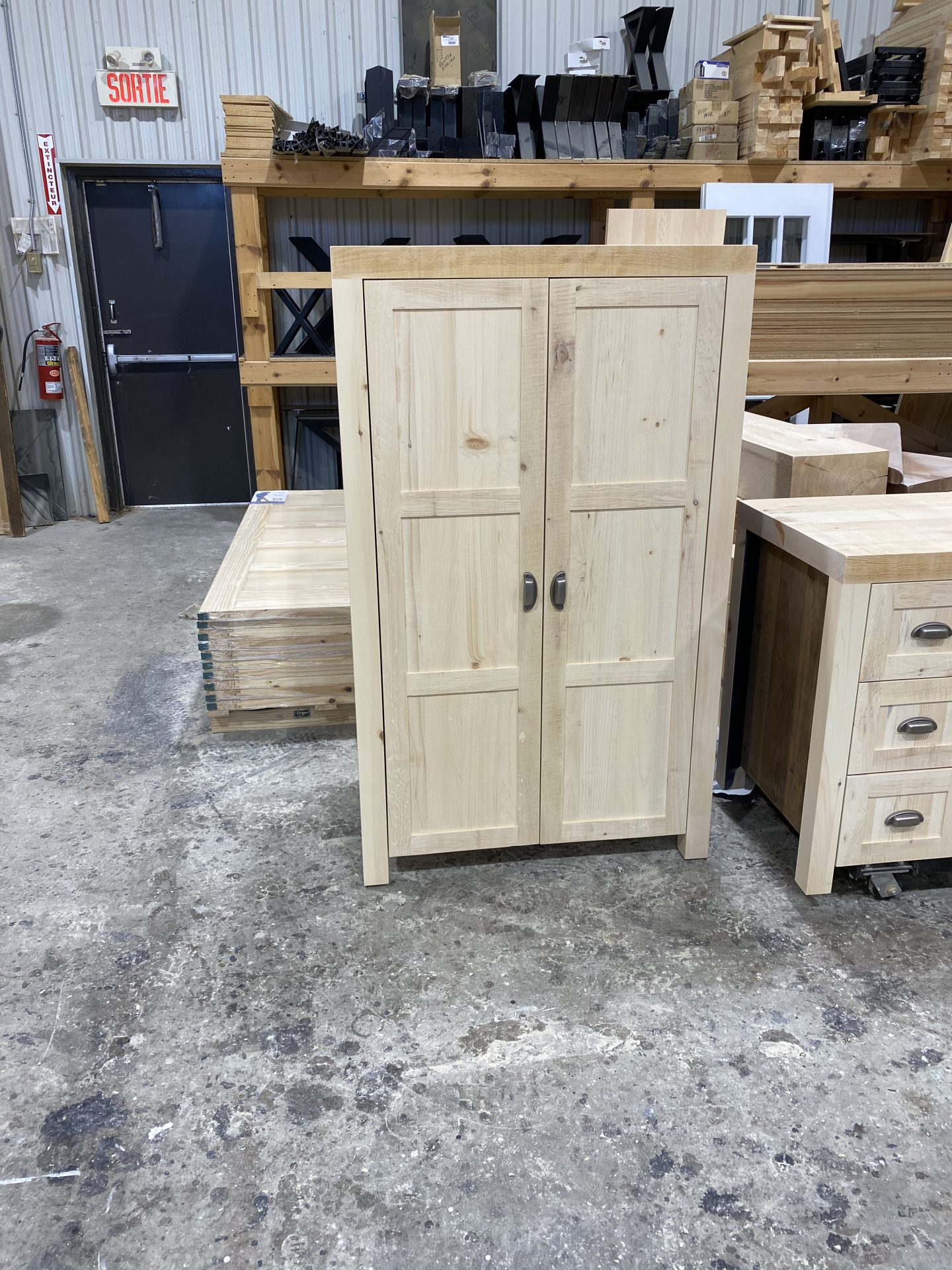 table industriel pin pine rustic rustique lumber wood custom made rough barn wood armoire colonial porte panneau shaker door panel home made custom made fabrication sur mesure