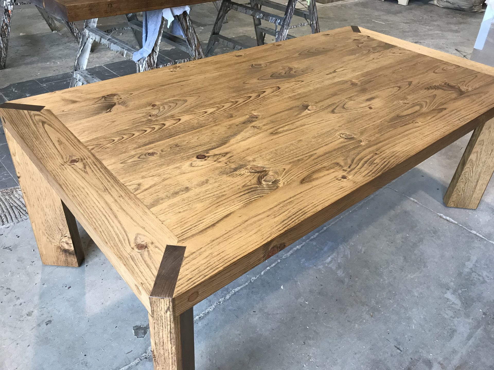 table industriel pin pine rustic rustique lumber wood custom made rough barn wood
