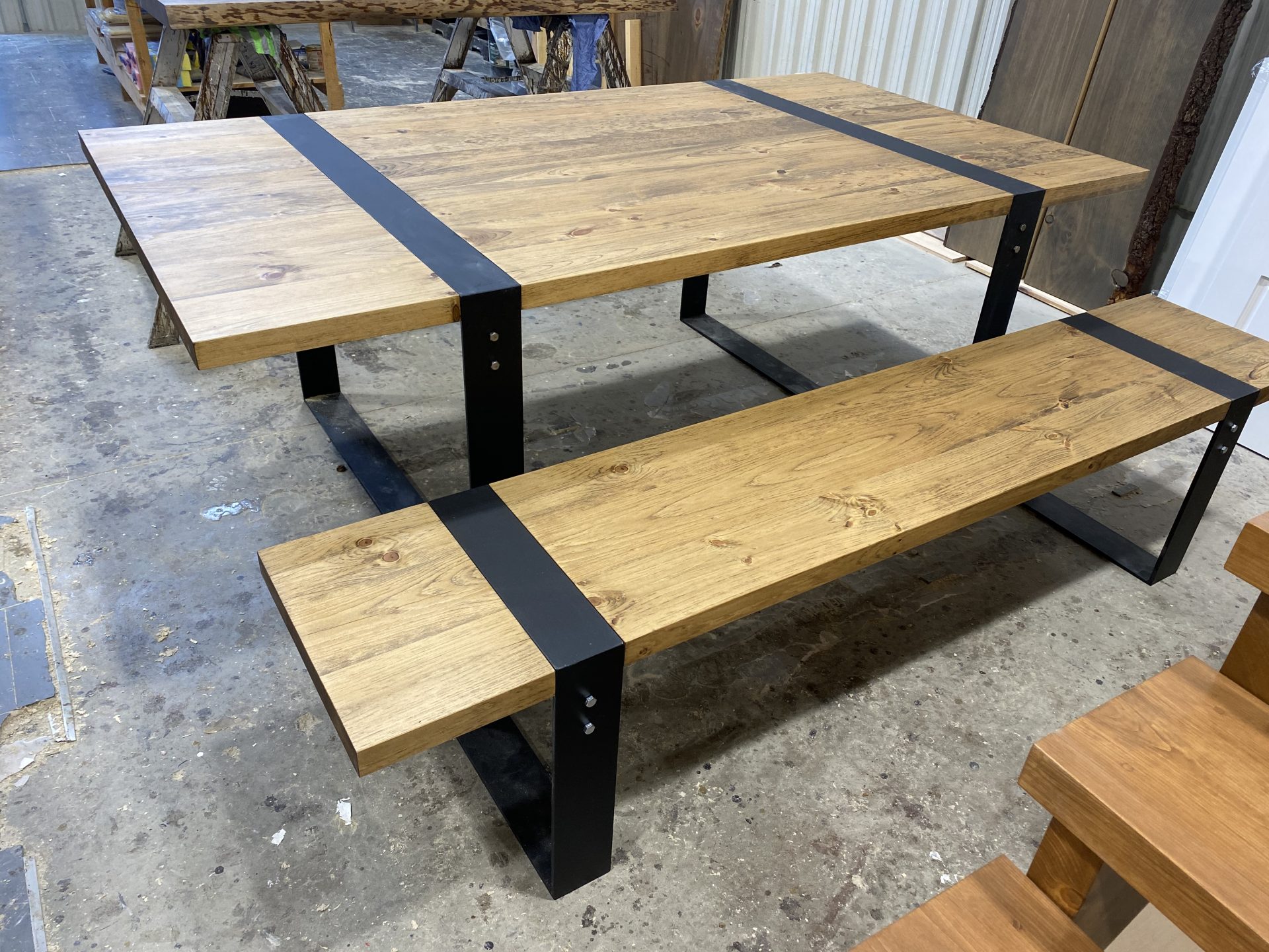 table industriel pin pine rustic rustique lumber wood custom made rough barn wood