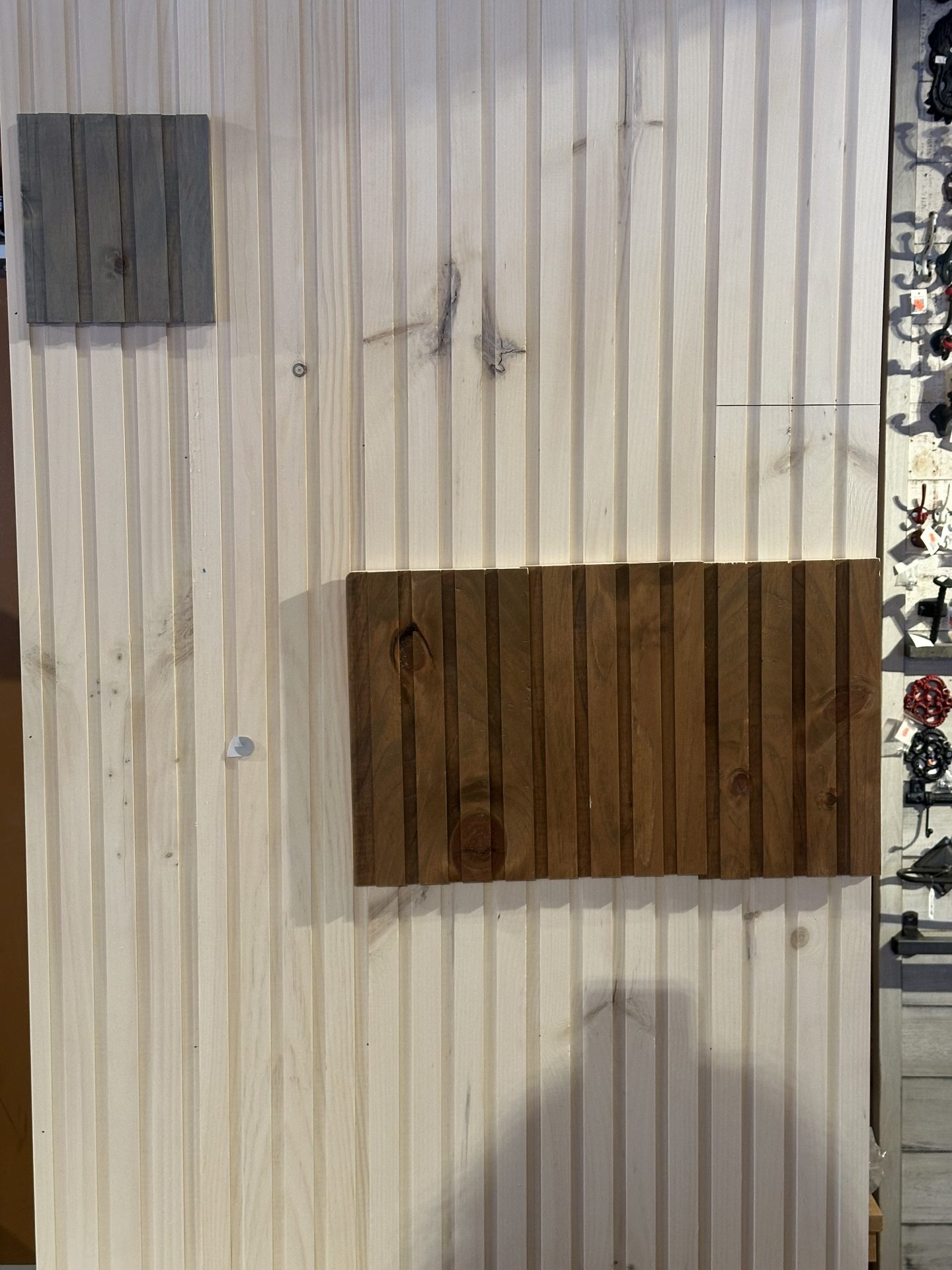 Slatpanel® Black Colour Acoustic Slat Wall Panels pin acoustique panneaux pine wall ceilling lamella lamelle modern moderne tong and grove lumber industriel stain teint finition