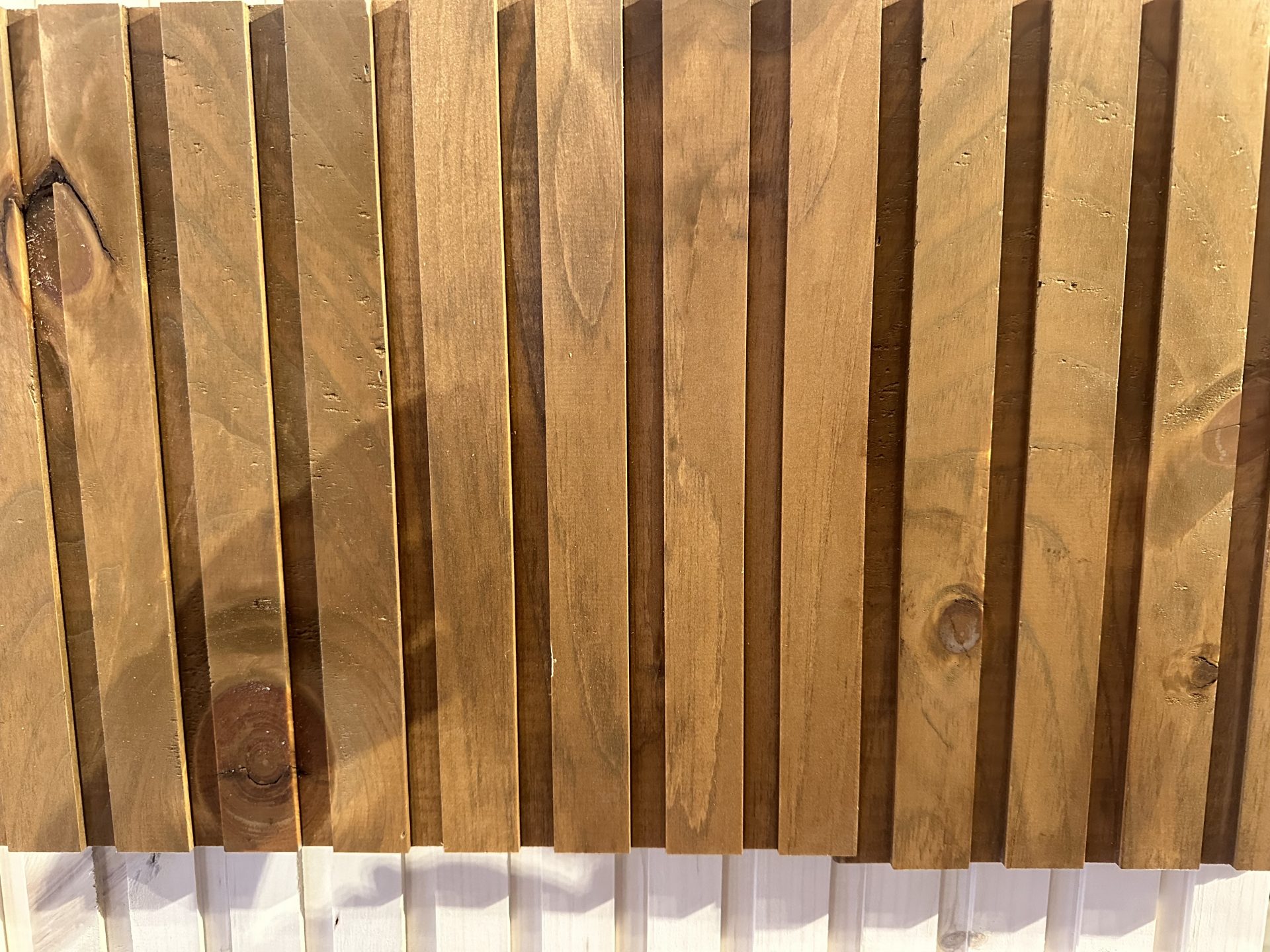 Slatpanel Black Colour Acoustic Slat Wall Panels pin acoustique panneaux pine wall ceilling lamella lamelle modern moderne tong and grove lumber industriel stain teint finition