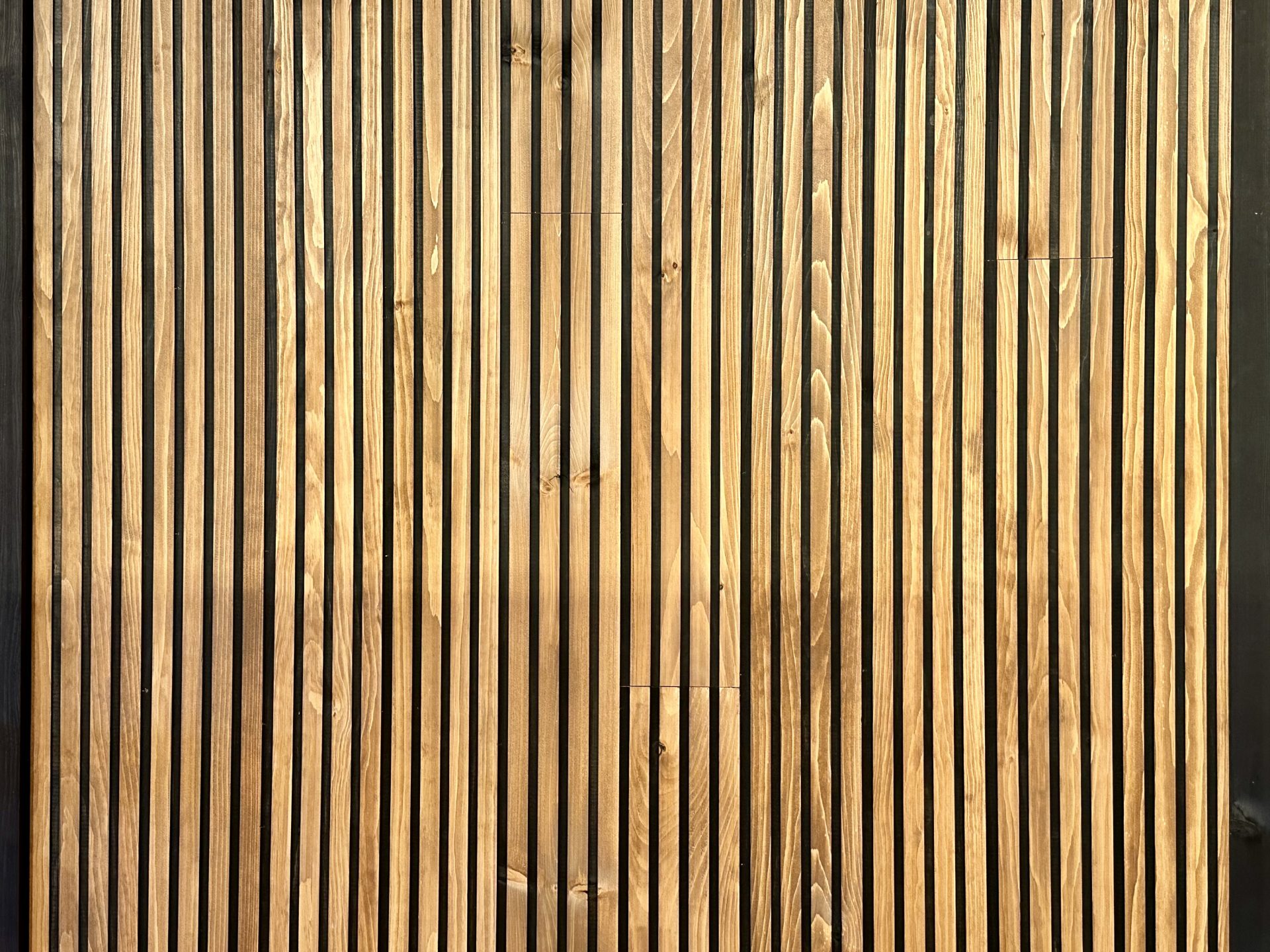 Slatpanel slat panel Black Colour Acoustic Slat Wall Panels pin acoustique panneaux pine wall ceilling lamella lamelle modern moderne tong and grove lumber industriel stain teint finition mur accent accent wall 3d Fluted Textured Panel