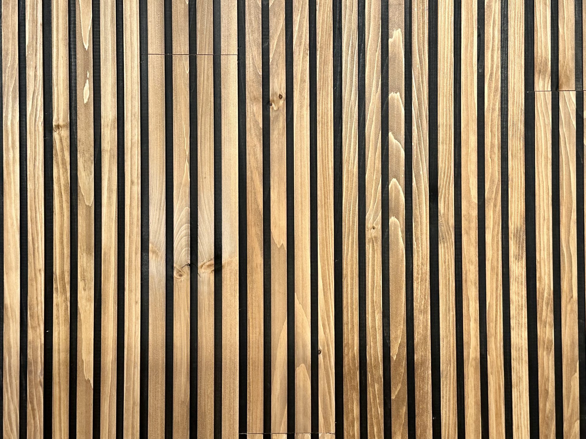 Slatpanel slat panel Black Colour Acoustic Slat Wall Panels pin acoustique panneaux pine wall ceilling lamella lamelle modern moderne tong and grove lumber industriel stain teint finition mur accent accent wall 3d Fluted Textured Panel