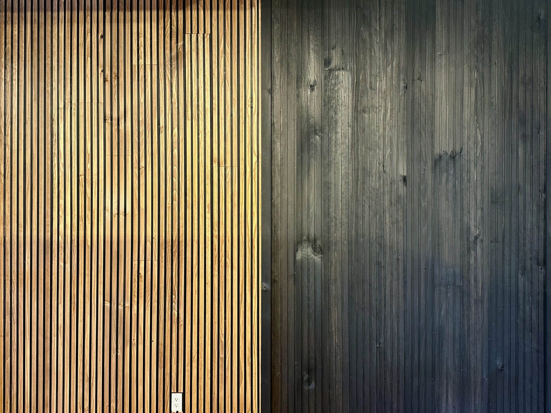 Slatpanel slat panel Black Colour Acoustic Slat Wall Panels pin acoustique panneaux pine wall ceilling lamella lamelle modern moderne tong and grove lumber industriel stain teint finition mur accent accent wall 3d Fluted Textured Panel