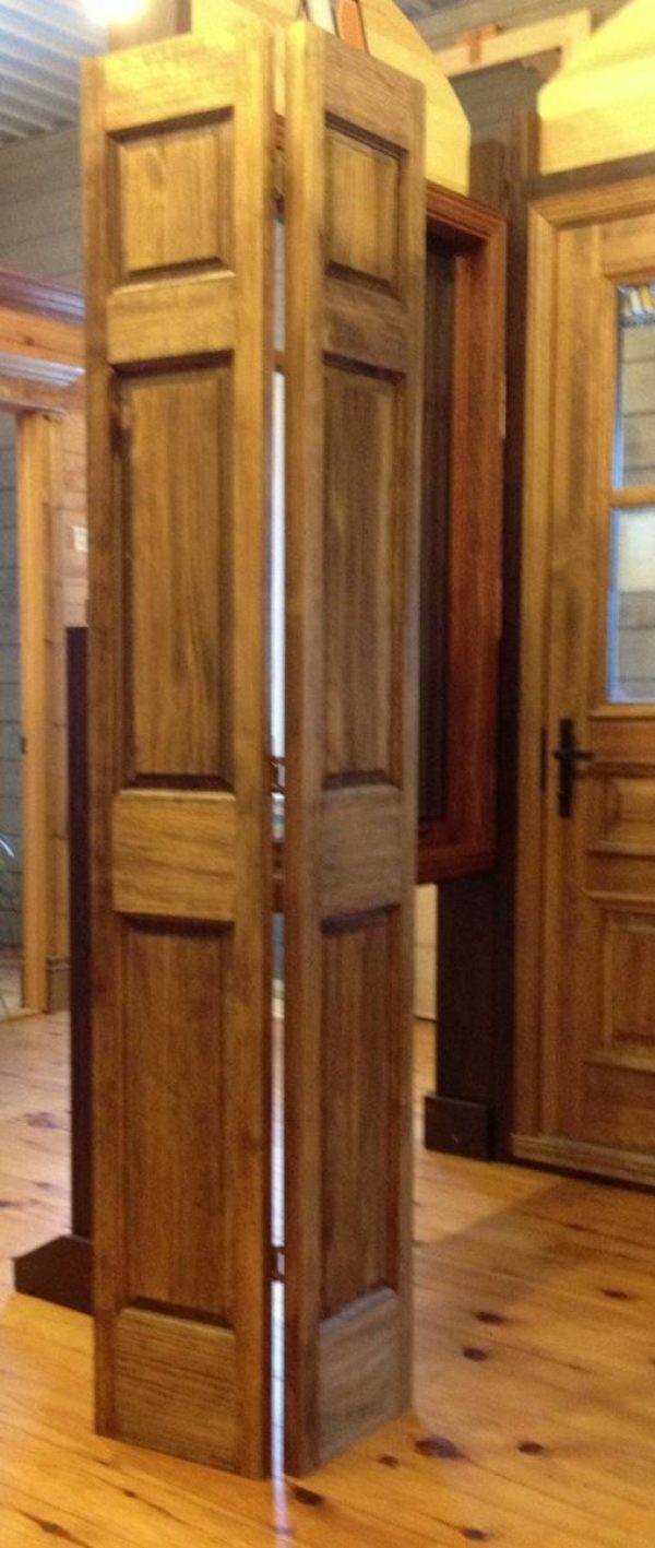 Panel bifold door