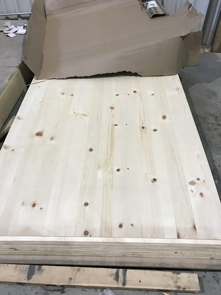 Grande planche de service en bois artisanal Live Edge – Staatik